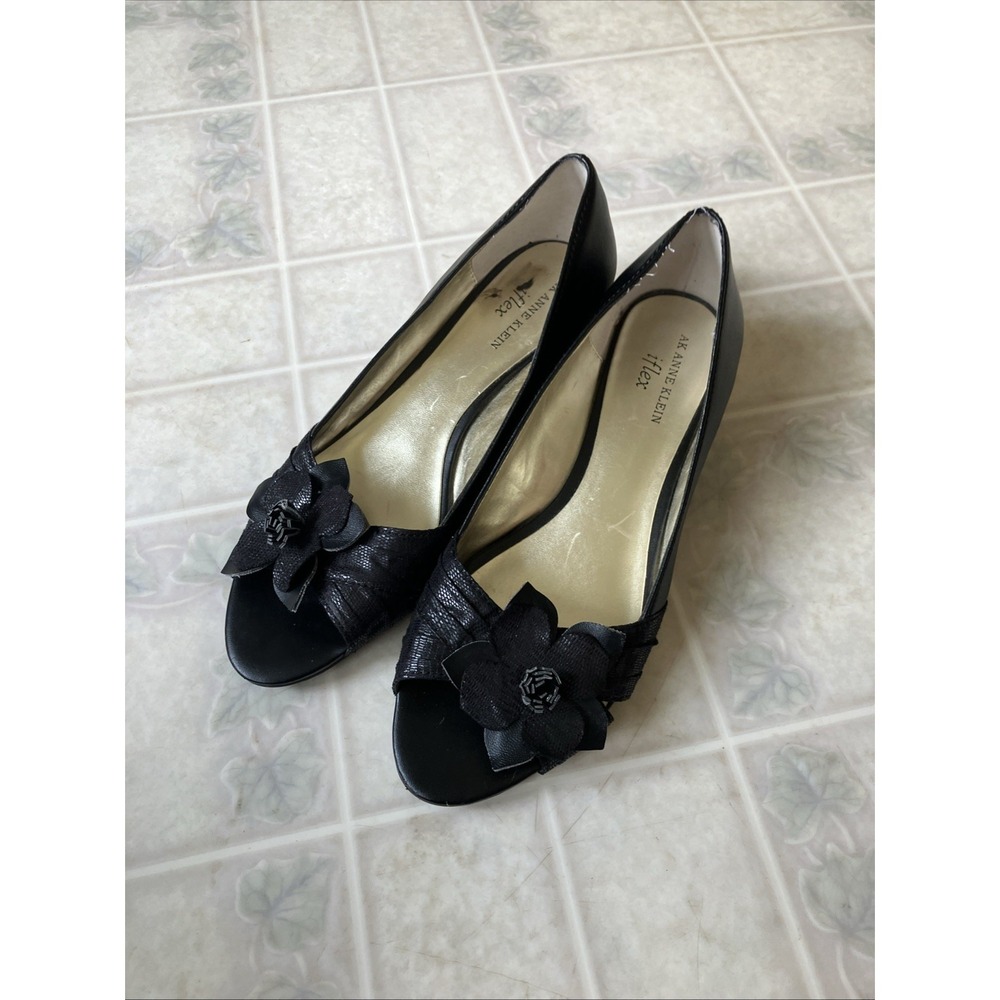Anne Klein flex Peep Toe Low Wedge Boone Black Flower Toe 8.5M retro glam boho